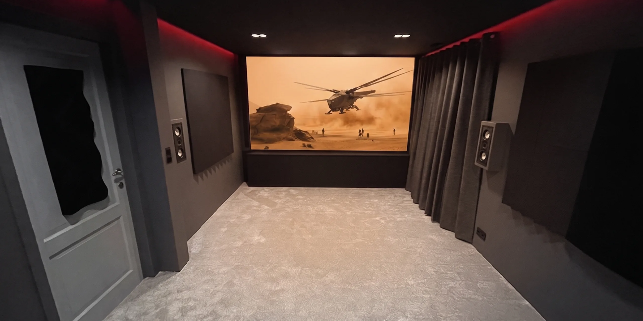 Salle de cinéma privée 5.1 avec projecteur laser 4K et écran acoustique