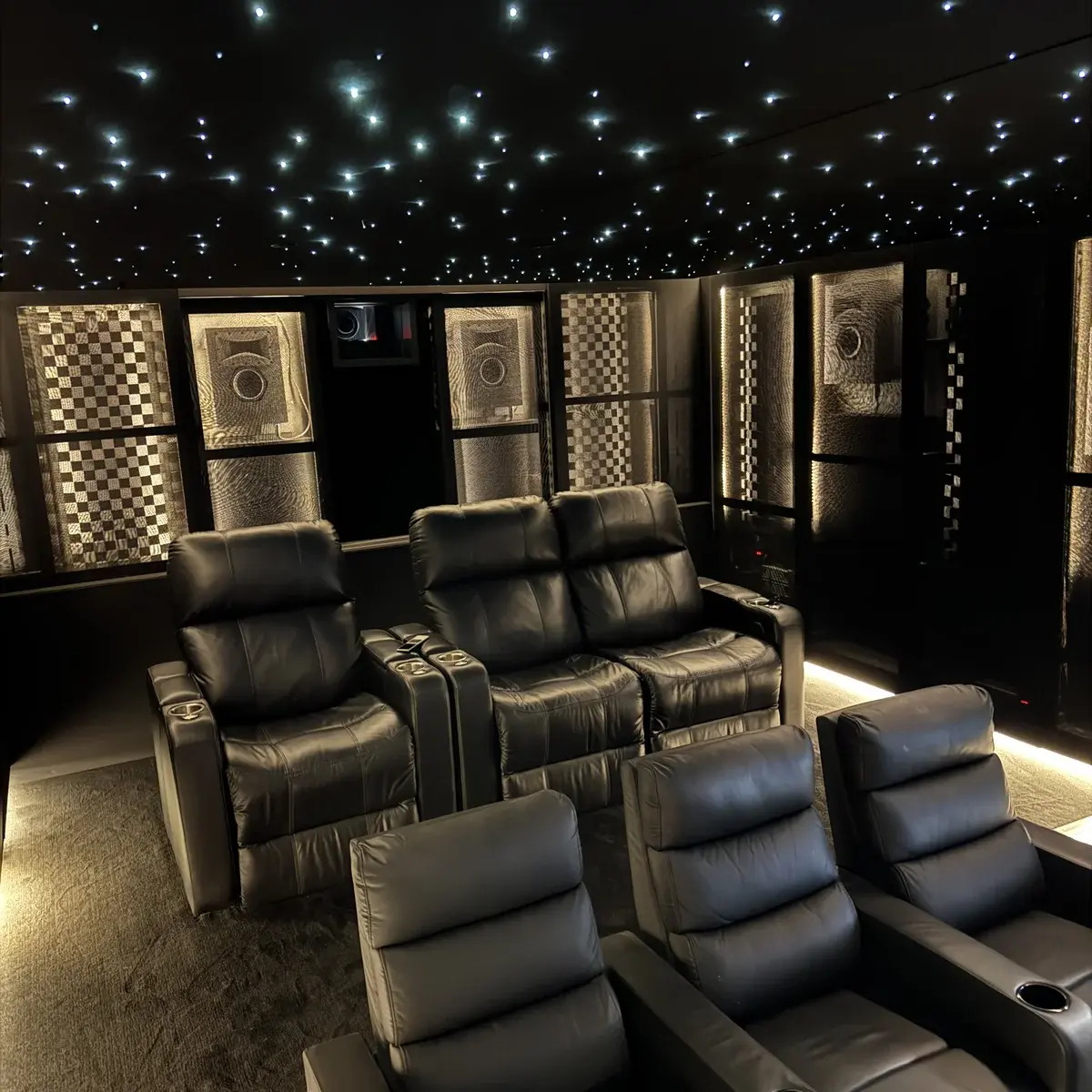 Salle de cinéma référence CinéPhil à Jambes : Atmos 11.4.8 Grimani Trinnov madVR JVC